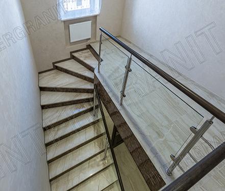 Лестница из мрамора Дайно Реале и Имперадор Дарк