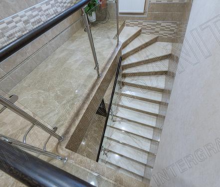 Лестница из мрамора Дайно Реале и Имперадор Лайт