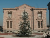 Облицовка фасада здания армянским туфом