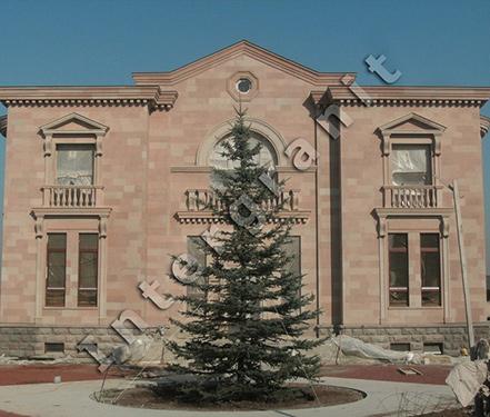 Отделка фасада дома армянским травертином